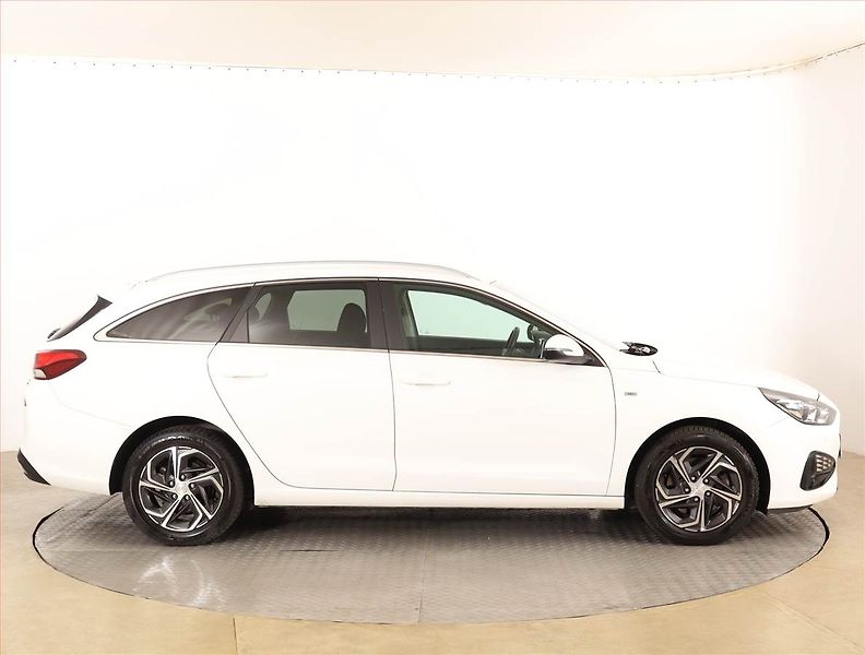 Hyundai i30 (2021) Family Comfort 1.5 T-GDI MHEV - fotka 6 z 17