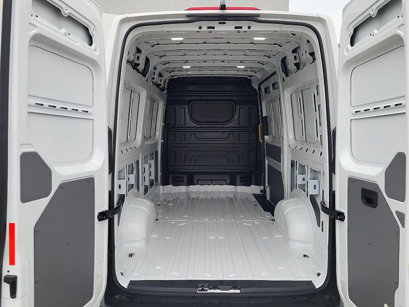 Volkswagen Crafter (2026) Skříň 35, 103KW 6G SR 10km - fotka 23 z 27