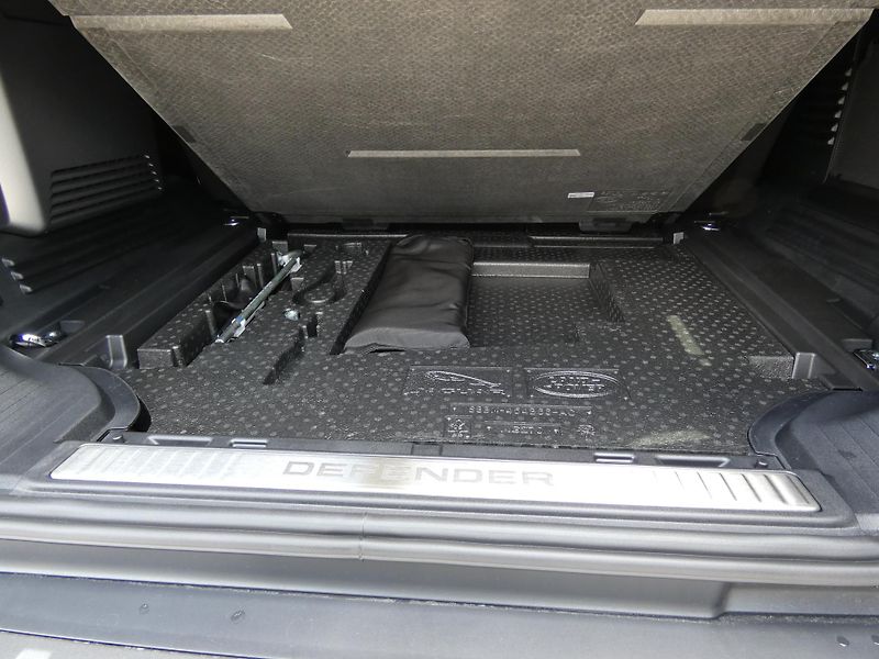 Land Rover Defender 110 4,4 OCTA P635 - fotka 43 z 48