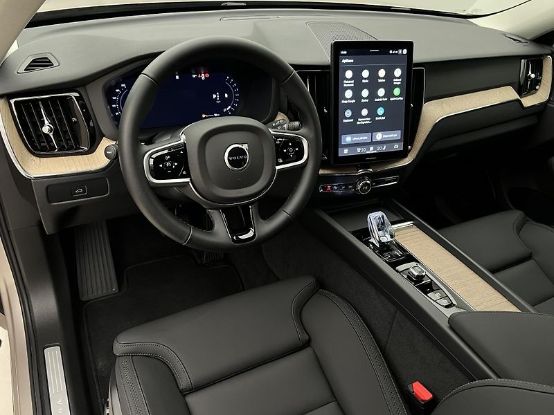 Volvo XC60 B5 AWD DARK PLUS AUT CZ - fotka 4 z 49