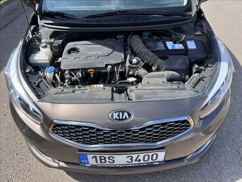 Kia Ceed 1,6 CRDi ČR KLIMA KAMERA NAVI - fotka 33 z 45