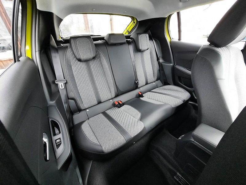 Peugeot 208 (2026) STYLE 1,2 TURBO 100k M6 - fotka 6 z 25