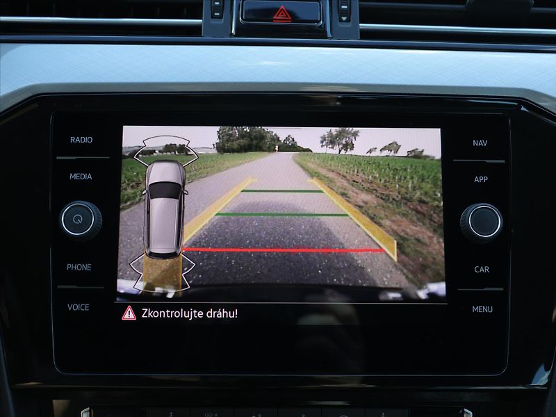Volkswagen Passat 2,0 TDI 140kW DSG LED Aut.klim - fotka 23 z 34