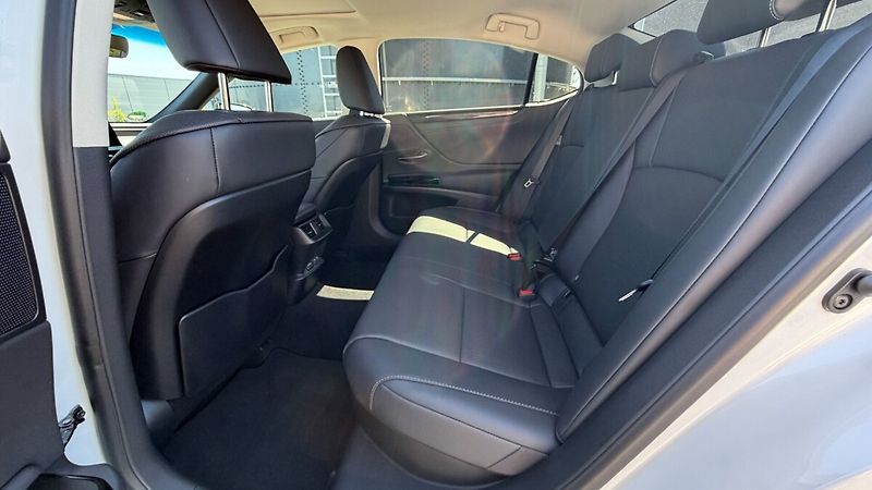 Lexus ES 300h 300h 2,5 HEV BUSINESS EDITION - fotka 21 z 25