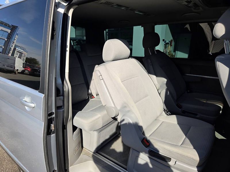 Volkswagen Multivan (2010) 2.0 TDI DSG 132kW - fotka 23 z 27