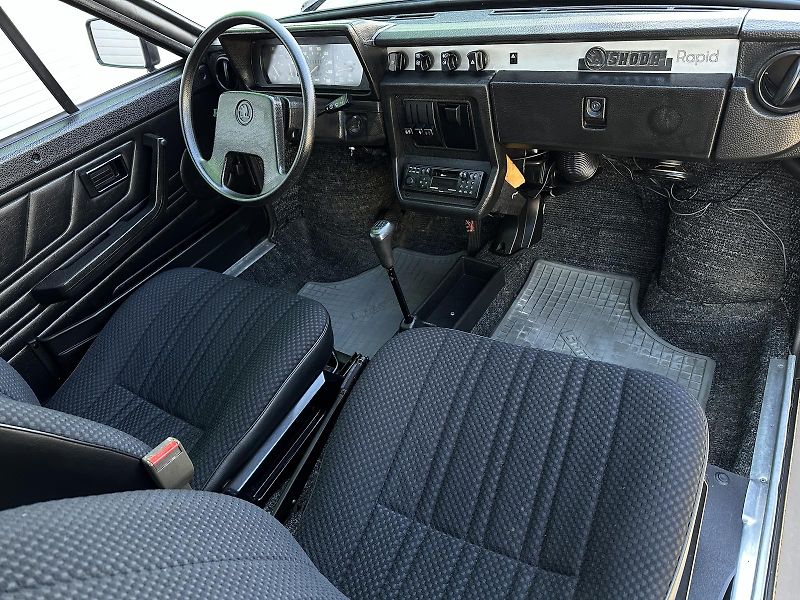 Škoda Rapid 130 5speed 43kW Autorádio STŘE - fotka 26 z 27