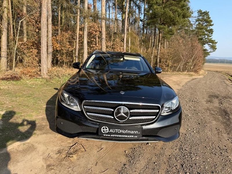 Mercedes-Benz Třídy E E 220D 4MATIC, AMG PAKET - fotka 2 z 35