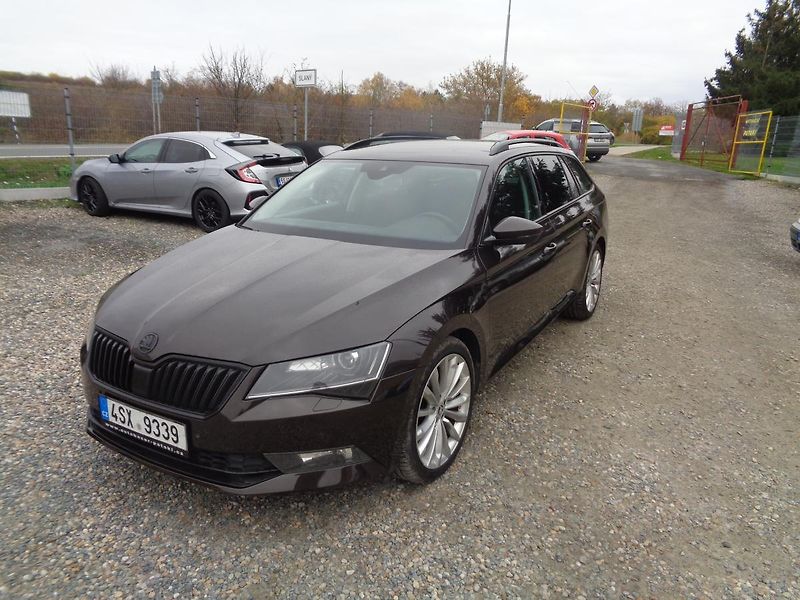 Škoda Superb 2,0 TDI - fotka 1 z 16