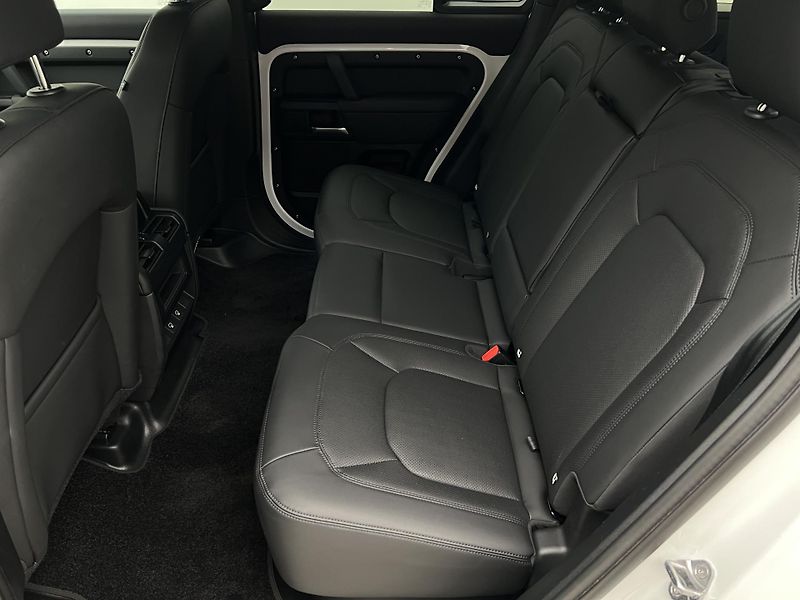 Land Rover Defender 110 D250 X-DYNAMIC SE 1. maj.  - fotka 6 z 47