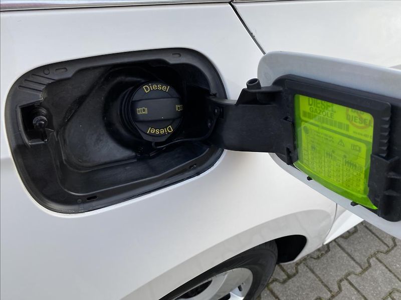 Škoda Superb 2,0 TDI  Ambition / NAVI - fotka 18 z 41