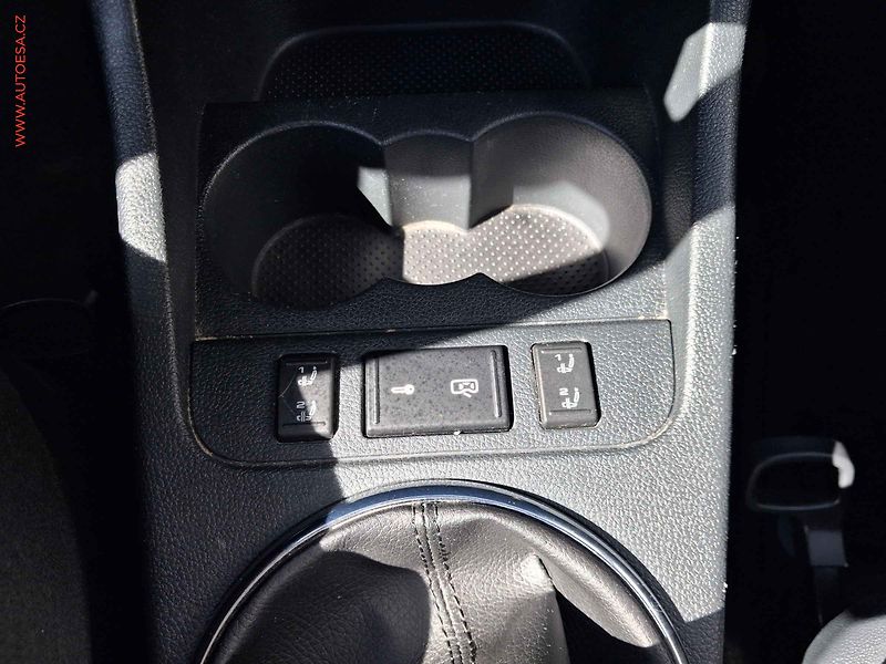 Škoda Fabia (2011) 1.2i, Family, +kola - fotka 12 z 16