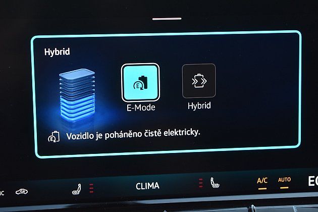 Lze si manuálně zvolit hybridní nebo elektrický režim., zdroj: Deník/Radek Pecák