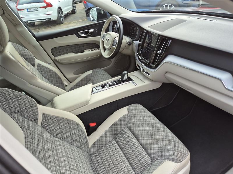 Volvo XC60 2,0 B4 AWD MOMENTUM+ - fotka 14 z 18