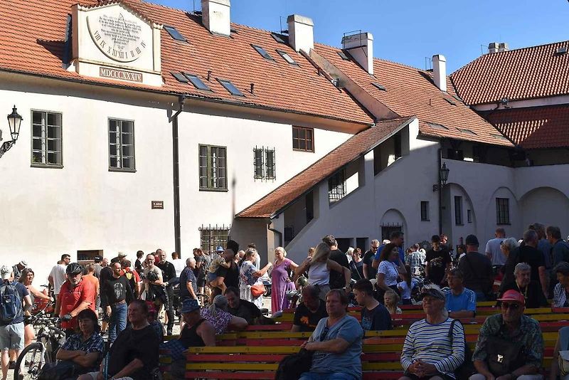 Strakonice si připomněly 105 let od zahájení výroby značky ČZ Sjeli se sem majitelé a obdivovatelé legendárních motocyklů. Na dobu, kdy pro čezetu pracoval, zavzpomínal i náš jediný kosmonaut ve vesmíru Vladimír Remek. A ochotně pózoval na společných sním