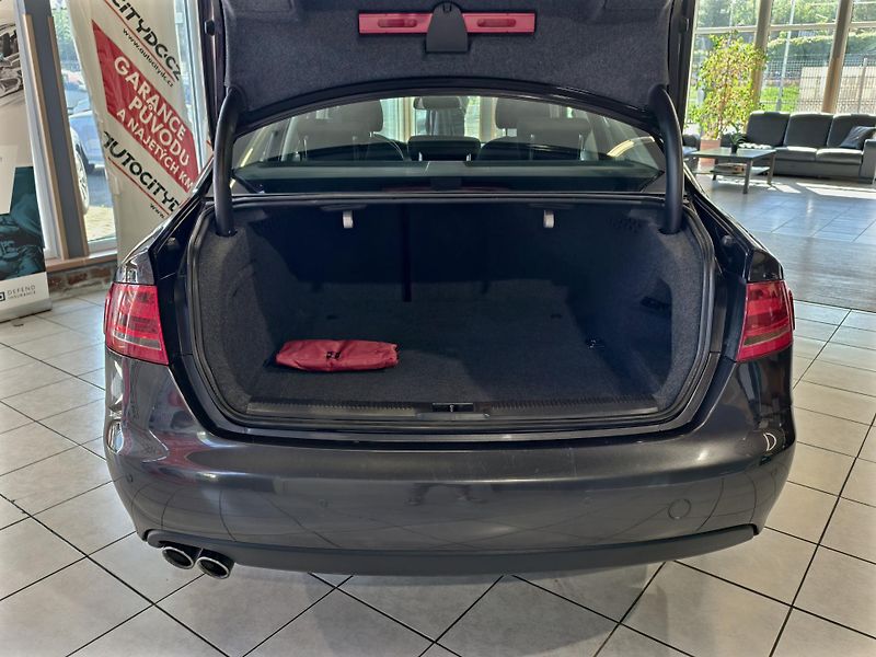 Audi A4 2.0 TDi 105kW BIXENONY, PDC - fotka 12 z 19