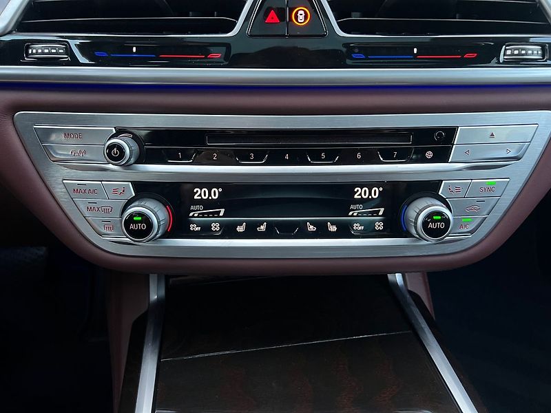 BMW Řada 7 750i xDrive Individual  390kw - fotka 34 z 42