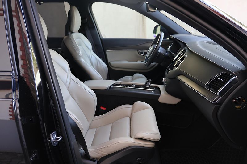 Volvo XC90 (2020) B5 AWD R-Design - fotka 10 z 26