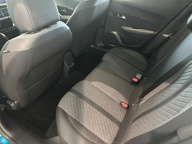 Peugeot 2008 1,2 PureTech Allure - fotka 8 z 18
