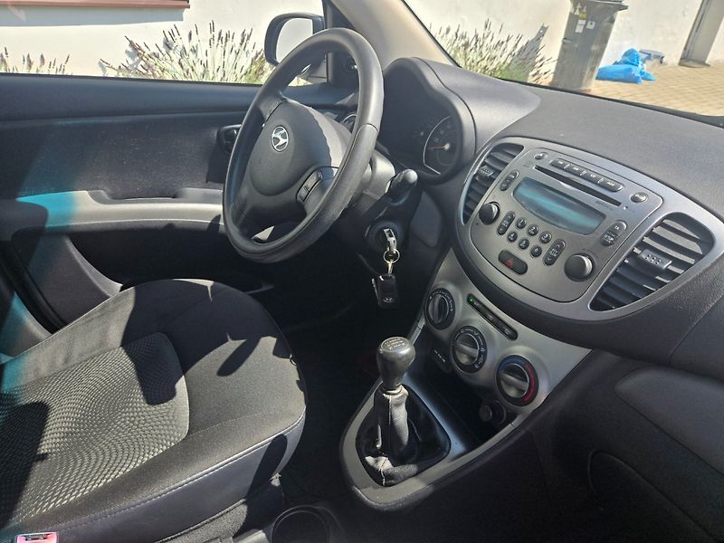 Hyundai i10 (2011) 1.0 i TOP 2sady kol - fotka 15 z 17