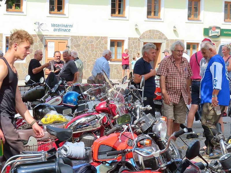 V pořadí 9. ročník srazu veteránů v Chýnově na Táborsku se v neděli 18. srpna dopoledne těšil velké návštěvnosti z řad účastníků i diváků.