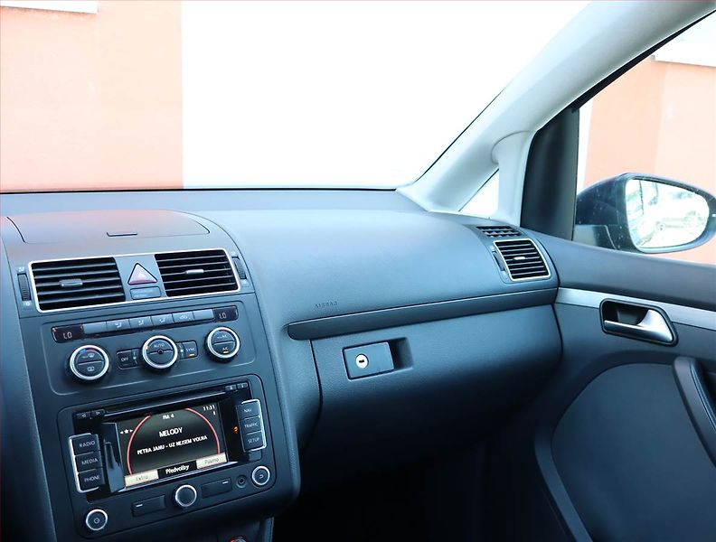 Volkswagen Touran (2013) 1.6 TDI, Automat, Navi - fotka 8 z 18