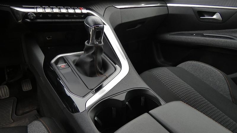 Peugeot 5008 1.2 PureTech Active 7 míst - fotka 6 z 24