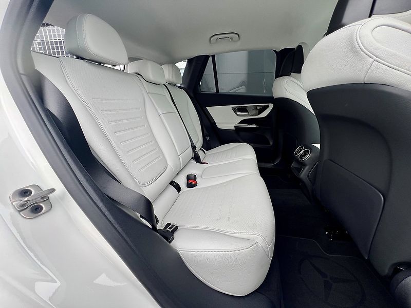 Mercedes-Benz GLC (2025) 300 de 4M Plug-In hybrid - fotka 12 z 29