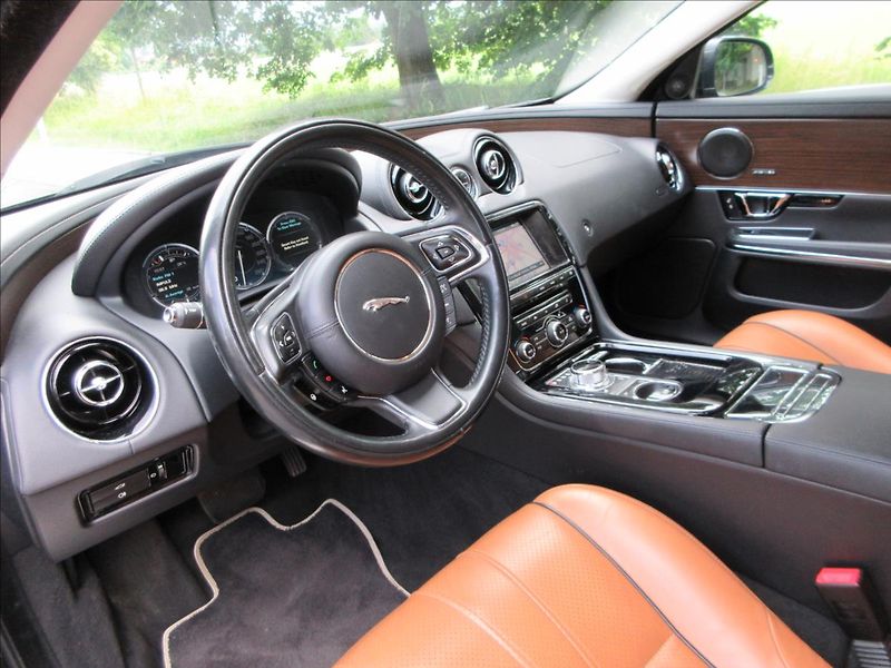 Jaguar XJ 3,0 V6, 4x4, Panorama, Nové ČR - fotka 12 z 37