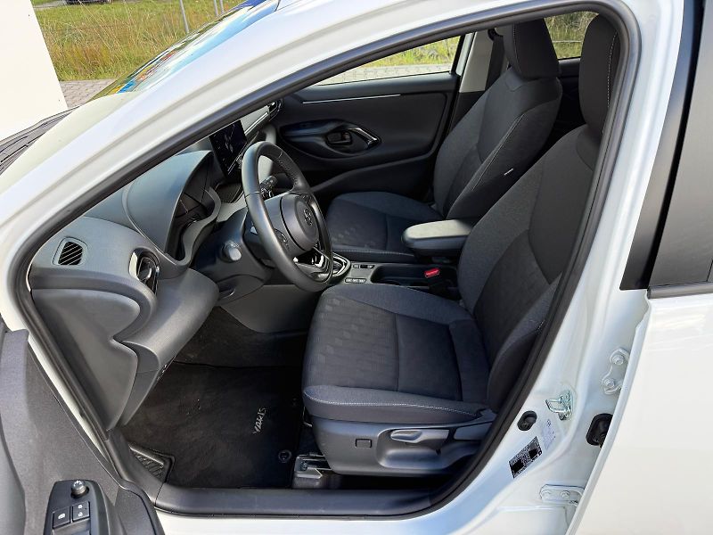 Toyota Yaris 1.5 HSD e-CVT Style - fotka 11 z 27