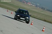 Než se pustíte do slalomu, nezapomeňte si všechno v autě někam připenvit, nebo zavřít.
