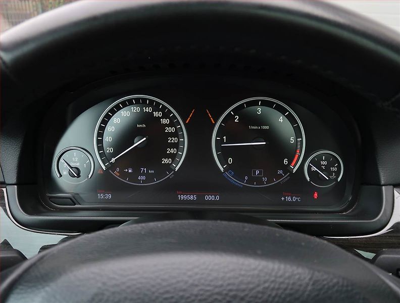 BMW Řada 5 (2013) 525d xDrive, 4X4, Automat - fotka 11 z 26