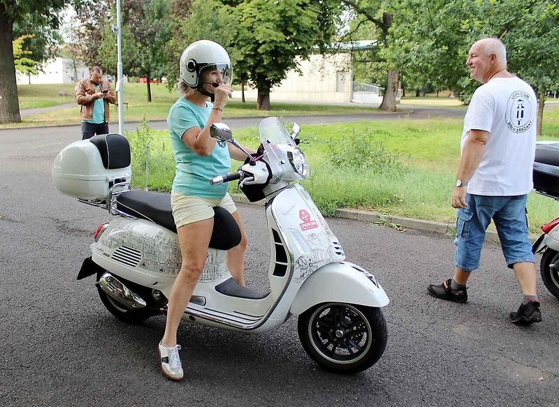 Sraz majitelů italských skútrů Vespa s názvem Vesparáda se v Lovosicích uskutečnil již popáté. Na snímku právě konvoj vyráží na spanilou jízdu.