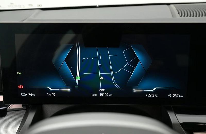 BMW i5 xDrive40 Touring M SoH 93% Kam - fotka 7 z 26