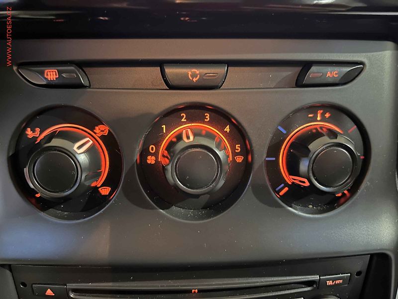 Citroën C3 (2013) 1.0i, ČR, AC, výhřev sed - fotka 13 z 14
