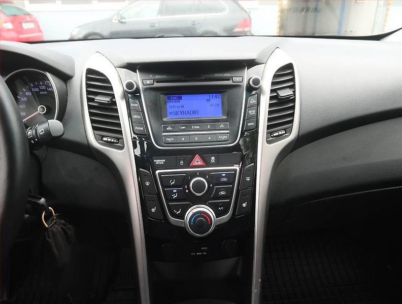 Hyundai i30 (2016) 1.6 MPI, Tempomat - fotka 12 z 16