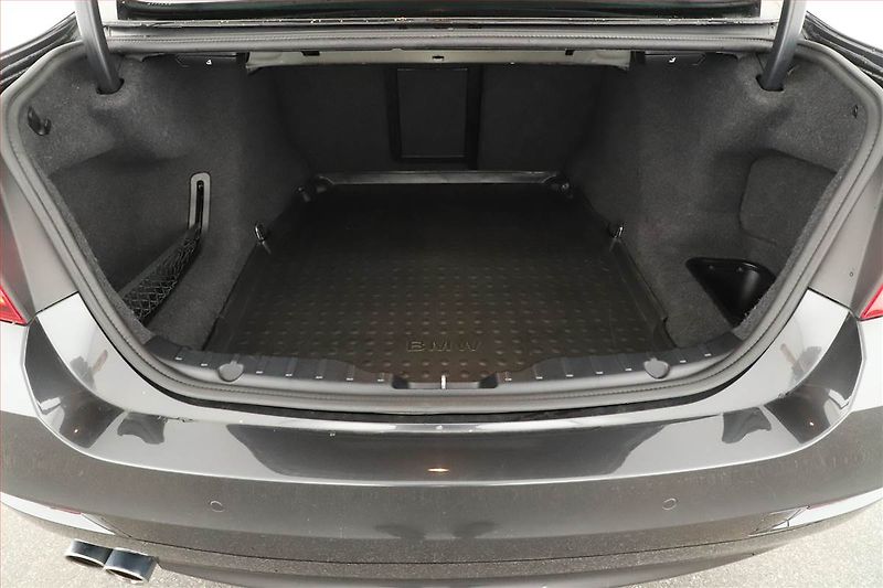 BMW Řada 5 (2013) 520d xDrive, 4X4, Automat, ČR - fotka 19 z 20
