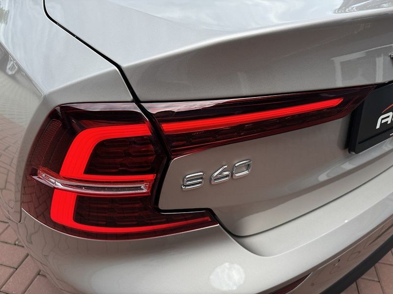 Volvo S60 (2024) 2.0i B4 Core Ad.LED Kamera - fotka 39 z 46