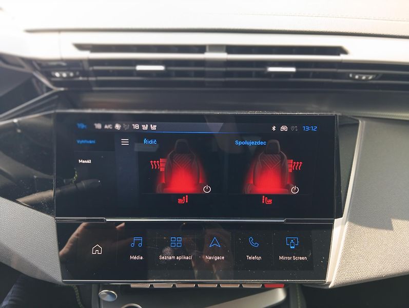 Peugeot 408 (2026) GT Plug-in HYBRID 240 e-DCS7 - fotka 13 z 23