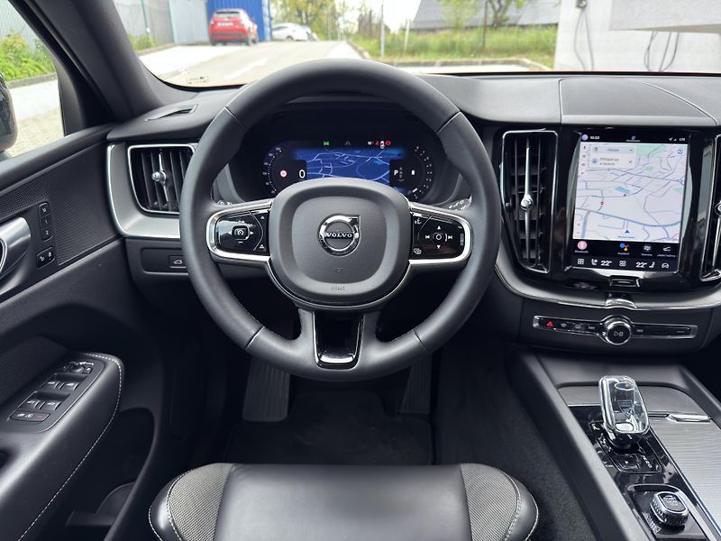 Volvo XC60 B5 AWD (benzín) // PLUS DARK - fotka 21 z 48