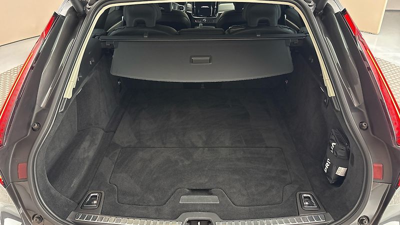 Volvo V90 2.0 B4 AUT Momentum Pro - fotka 17 z 28