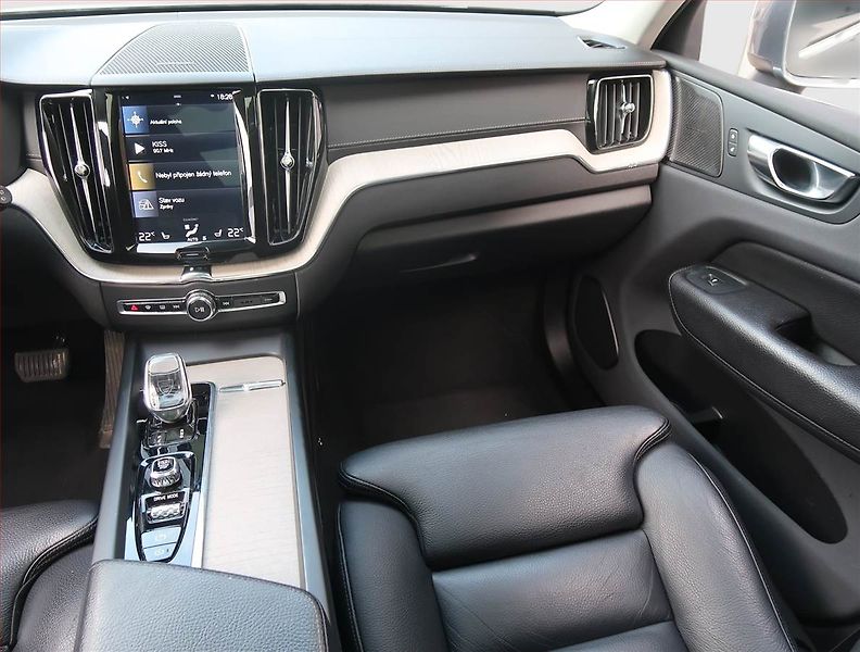 Volvo XC60 (2020) Inscription T8 Twin Engine - fotka 8 z 14
