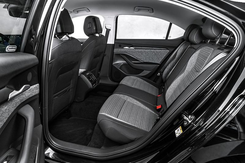 Škoda Superb 2,0 TDI DSG LED Masáž tažné - fotka 15 z 21