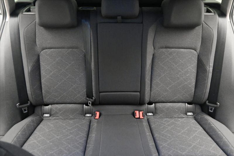 Volkswagen Golf 2,0 TDI 110kW Life LED Záruka - fotka 27 z 31