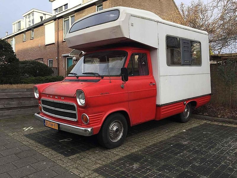 Legendární Ford Transit si zahrál hlavní roli v nové rodinné komedii. Na snímku je herec Lukáš Příkazký při natáčení jedné ze scén.