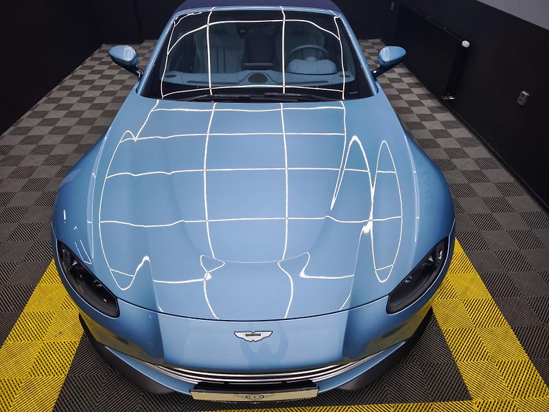Aston Martin V8 Vantage (2022) - fotka 7 z 33