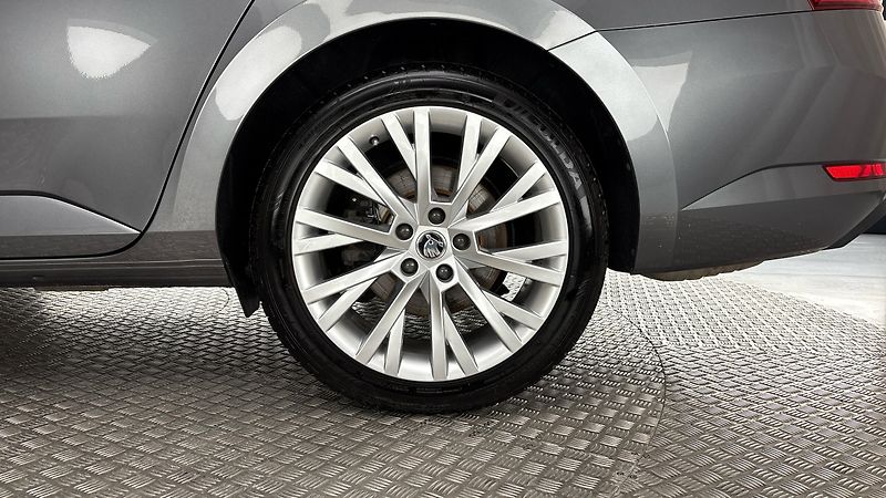 Škoda Superb 2.0 TDI DSG 4x4 Style Combi - fotka 19 z 31