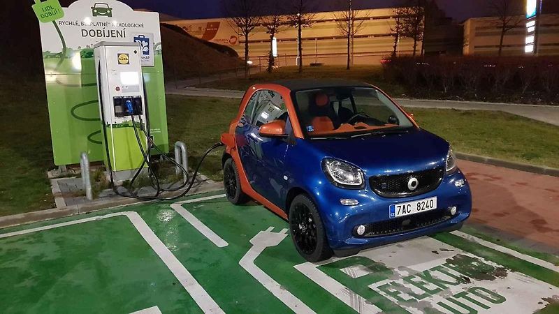 S elektrickým Smartem můžete za stovku zaparkovat i v centru Prahy. Jinde je ale tahle výhoda k ničemu.