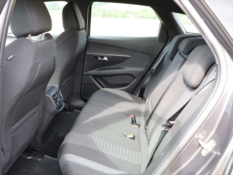 Peugeot 3008 1,2 96kW Active Pack DPH CZ - fotka 13 z 30