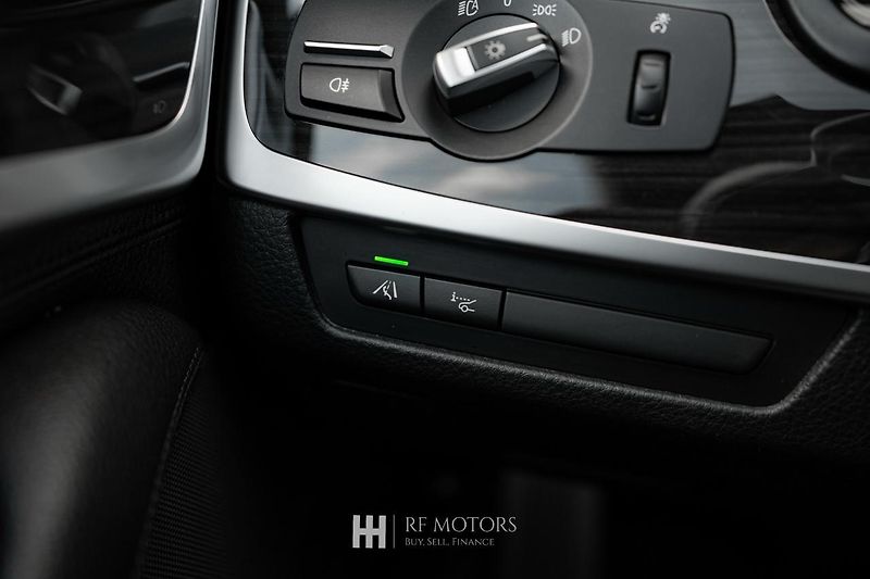 BMW Řada 5 (2013) M550d xDrive 280kW Touring - fotka 35 z 51