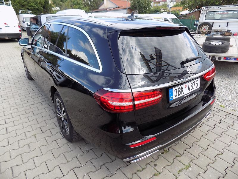 Mercedes-Benz Třídy E 220 D 4MATIC 143 KW TOP!!! - fotka 12 z 40